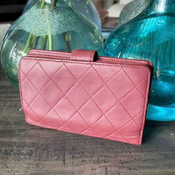 Chanel CC French Lambskin Wallet in a rare raspberry color COA Authentic - Picture 2 of 11